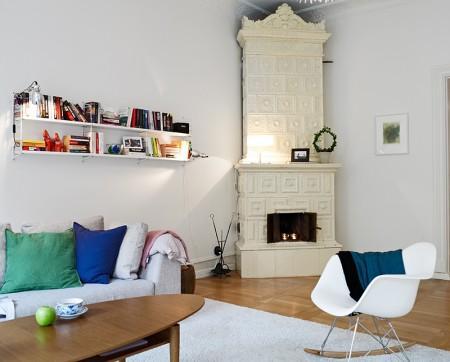 suelo de parquet de arce sillas eames blancas muebles de los 50 eames muebles de diseño moldura y rosetones en techo mesa ikea mecedora eames blanca lamparas de ikea estilo nórdico diseño de interiores decoración sueca decoración nórdica decoración escandinava decoración en blanco decoración elegante nórdica decoración de interiores decoración de dormitorios decoración de comedores decoración comedores deco blogger cocinas modernas suecas cocinas blancas chimeneas suecas con losetas labradas chimenea sueca blog interiorismo nórdico blog decoración nórdica blog deco 