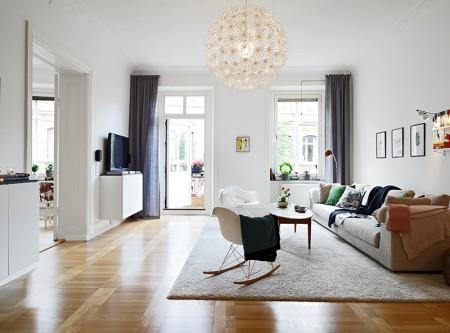 suelo de parquet de arce sillas eames blancas muebles de los 50 eames muebles de diseño moldura y rosetones en techo mesa ikea mecedora eames blanca lamparas de ikea estilo nórdico diseño de interiores decoración sueca decoración nórdica decoración escandinava decoración en blanco decoración elegante nórdica decoración de interiores decoración de dormitorios decoración de comedores decoración comedores deco blogger cocinas modernas suecas cocinas blancas chimeneas suecas con losetas labradas chimenea sueca blog interiorismo nórdico blog decoración nórdica blog deco 