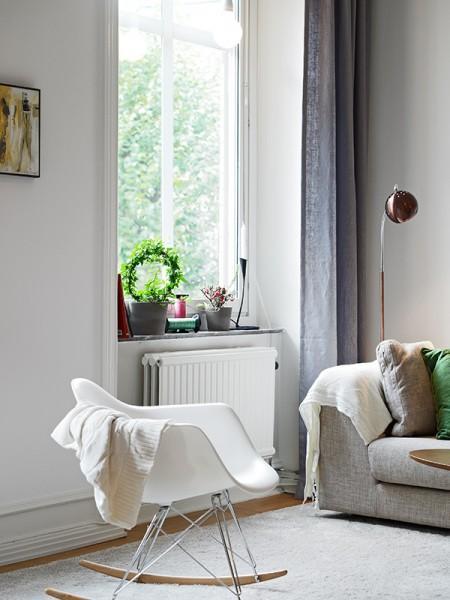 suelo de parquet de arce sillas eames blancas muebles de los 50 eames muebles de diseño moldura y rosetones en techo mesa ikea mecedora eames blanca lamparas de ikea estilo nórdico diseño de interiores decoración sueca decoración nórdica decoración escandinava decoración en blanco decoración elegante nórdica decoración de interiores decoración de dormitorios decoración de comedores decoración comedores deco blogger cocinas modernas suecas cocinas blancas chimeneas suecas con losetas labradas chimenea sueca blog interiorismo nórdico blog decoración nórdica blog deco 