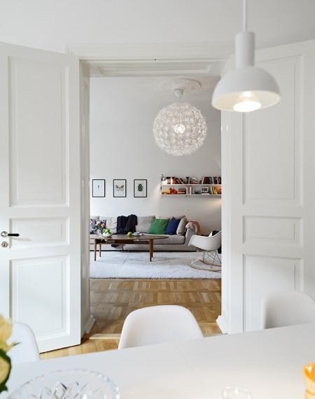 suelo de parquet de arce sillas eames blancas muebles de los 50 eames muebles de diseño moldura y rosetones en techo mesa ikea mecedora eames blanca lamparas de ikea estilo nórdico diseño de interiores decoración sueca decoración nórdica decoración escandinava decoración en blanco decoración elegante nórdica decoración de interiores decoración de dormitorios decoración de comedores decoración comedores deco blogger cocinas modernas suecas cocinas blancas chimeneas suecas con losetas labradas chimenea sueca blog interiorismo nórdico blog decoración nórdica blog deco 