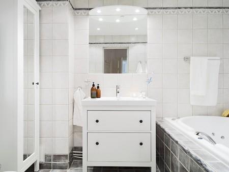 suelo de parquet de arce sillas eames blancas muebles de los 50 eames muebles de diseño moldura y rosetones en techo mesa ikea mecedora eames blanca lamparas de ikea estilo nórdico diseño de interiores decoración sueca decoración nórdica decoración escandinava decoración en blanco decoración elegante nórdica decoración de interiores decoración de dormitorios decoración de comedores decoración comedores deco blogger cocinas modernas suecas cocinas blancas chimeneas suecas con losetas labradas chimenea sueca blog interiorismo nórdico blog decoración nórdica blog deco 