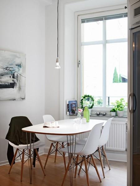 suelo de parquet de arce sillas eames blancas muebles de los 50 eames muebles de diseño moldura y rosetones en techo mesa ikea mecedora eames blanca lamparas de ikea estilo nórdico diseño de interiores decoración sueca decoración nórdica decoración escandinava decoración en blanco decoración elegante nórdica decoración de interiores decoración de dormitorios decoración de comedores decoración comedores deco blogger cocinas modernas suecas cocinas blancas chimeneas suecas con losetas labradas chimenea sueca blog interiorismo nórdico blog decoración nórdica blog deco 