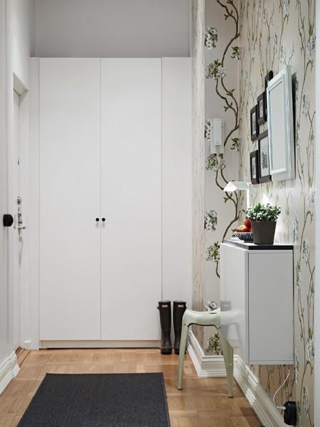 suelo de parquet de arce sillas eames blancas muebles de los 50 eames muebles de diseño moldura y rosetones en techo mesa ikea mecedora eames blanca lamparas de ikea estilo nórdico diseño de interiores decoración sueca decoración nórdica decoración escandinava decoración en blanco decoración elegante nórdica decoración de interiores decoración de dormitorios decoración de comedores decoración comedores deco blogger cocinas modernas suecas cocinas blancas chimeneas suecas con losetas labradas chimenea sueca blog interiorismo nórdico blog decoración nórdica blog deco 