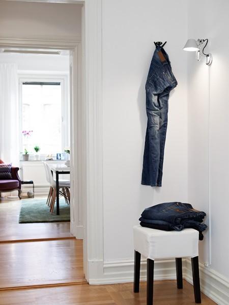 suelo de parquet de arce sillas eames blancas muebles de los 50 eames muebles de diseño moldura y rosetones en techo mesa ikea mecedora eames blanca lamparas de ikea estilo nórdico diseño de interiores decoración sueca decoración nórdica decoración escandinava decoración en blanco decoración elegante nórdica decoración de interiores decoración de dormitorios decoración de comedores decoración comedores deco blogger cocinas modernas suecas cocinas blancas chimeneas suecas con losetas labradas chimenea sueca blog interiorismo nórdico blog decoración nórdica blog deco 