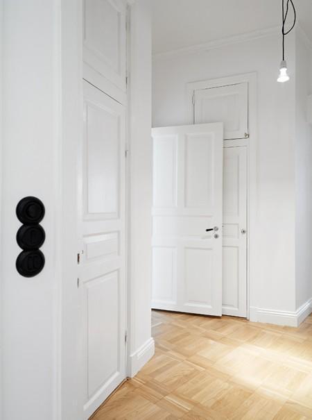 suelo de parquet de arce sillas eames blancas muebles de los 50 eames muebles de diseño moldura y rosetones en techo mesa ikea mecedora eames blanca lamparas de ikea estilo nórdico diseño de interiores decoración sueca decoración nórdica decoración escandinava decoración en blanco decoración elegante nórdica decoración de interiores decoración de dormitorios decoración de comedores decoración comedores deco blogger cocinas modernas suecas cocinas blancas chimeneas suecas con losetas labradas chimenea sueca blog interiorismo nórdico blog decoración nórdica blog deco 