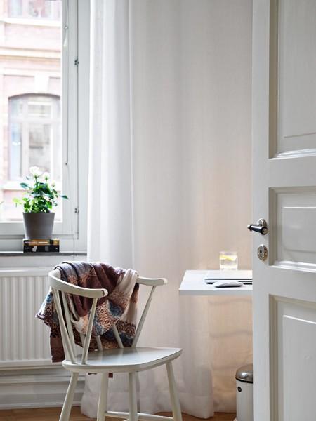 suelo de parquet de arce sillas eames blancas muebles de los 50 eames muebles de diseño moldura y rosetones en techo mesa ikea mecedora eames blanca lamparas de ikea estilo nórdico diseño de interiores decoración sueca decoración nórdica decoración escandinava decoración en blanco decoración elegante nórdica decoración de interiores decoración de dormitorios decoración de comedores decoración comedores deco blogger cocinas modernas suecas cocinas blancas chimeneas suecas con losetas labradas chimenea sueca blog interiorismo nórdico blog decoración nórdica blog deco 