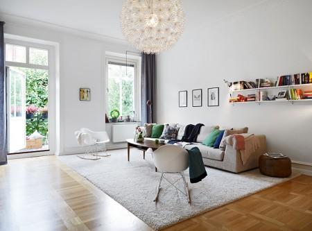 Elegante piso con suelo de parquet de arce, molduras en los techos y