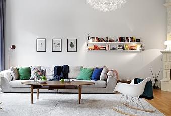 Elegante piso con suelo de parquet de arce, molduras en los techos y