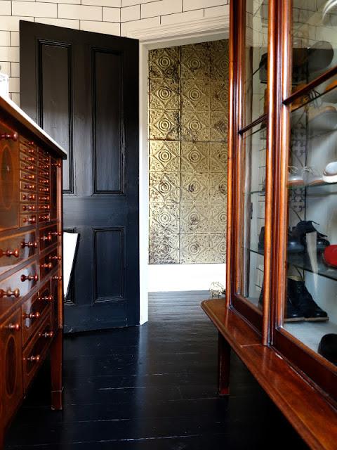 Un vestidor masculino para quitarse el sombrero