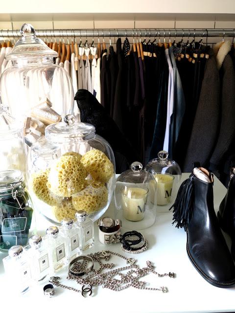 Un vestidor masculino para quitarse el sombrero