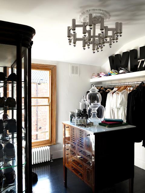 Un vestidor masculino para quitarse el sombrero