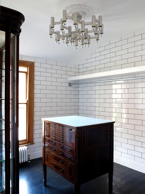 Un vestidor masculino para quitarse el sombrero