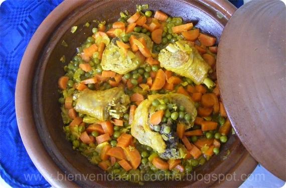 Tajine de carne con zanahorias y guisantes