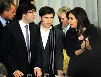 Jubilados subsidian a YPF, patronales reclaman más devaluación