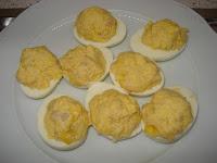 HUEVOS RELLENOS CON GAMBAS