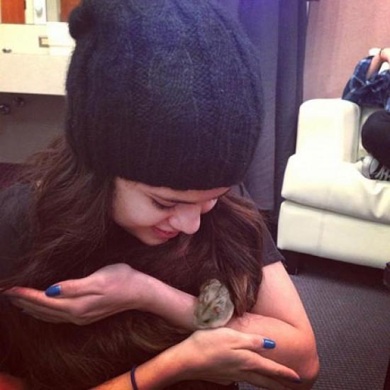 Selena Gomez juega con la nueva mascota de Justin Bieber