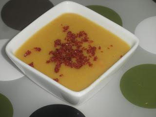 Crema de lentejas rojas con leche de coco, curry de Madrás y crujiente de Jamón Serrano