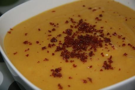 Crema de lentejas rojas con leche de coco, curry de Madrás y crujiente de Jamón Serrano