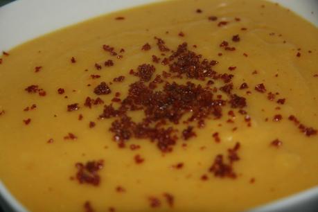 Crema de lentejas rojas con leche de coco, curry de Madrás y crujiente de Jamón Serrano