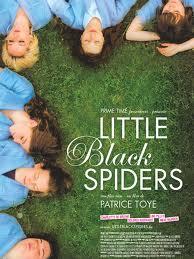 Little Black Spiders (Pequeñas arañas negras) por Patrice Toye (2012)
