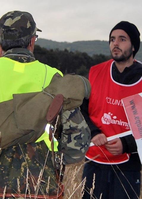 Un cazador y un activista discuten durante el campeonato de Xinzo 