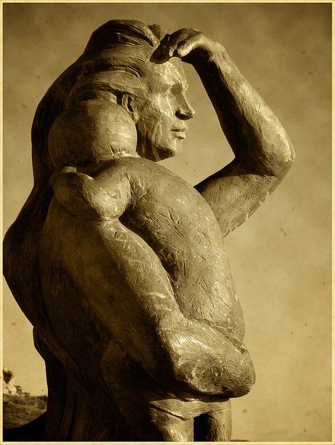 La mujer, todavía por debajo