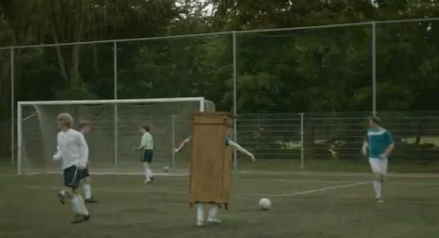 Sal del closet y juega fútbol