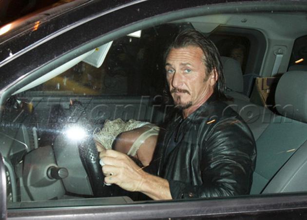 Sean Penn es visto con una mujer misteriosa