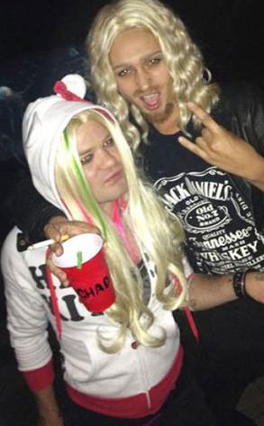 El ex esposo de Avril Lavigne se disfraza de ella en Halloween