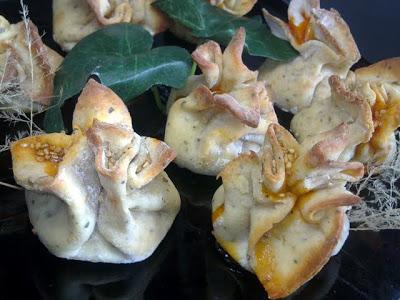 Saquitos de pan rellenos de mermelada de pimientos