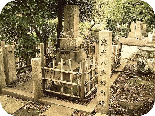 800px-Grave_of_Hidesaburo_Ueno_and_monument_of_Hachiko,_in_the_Aoyama_Cemetery