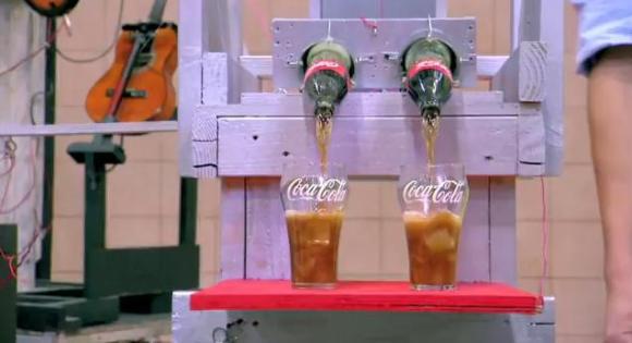 La forma más complicada, pero más molona, de servir una Coca-Cola