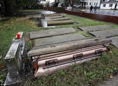 La fuerza del huracán Sandy hace que varios ataudes salgan de sus tumbas.