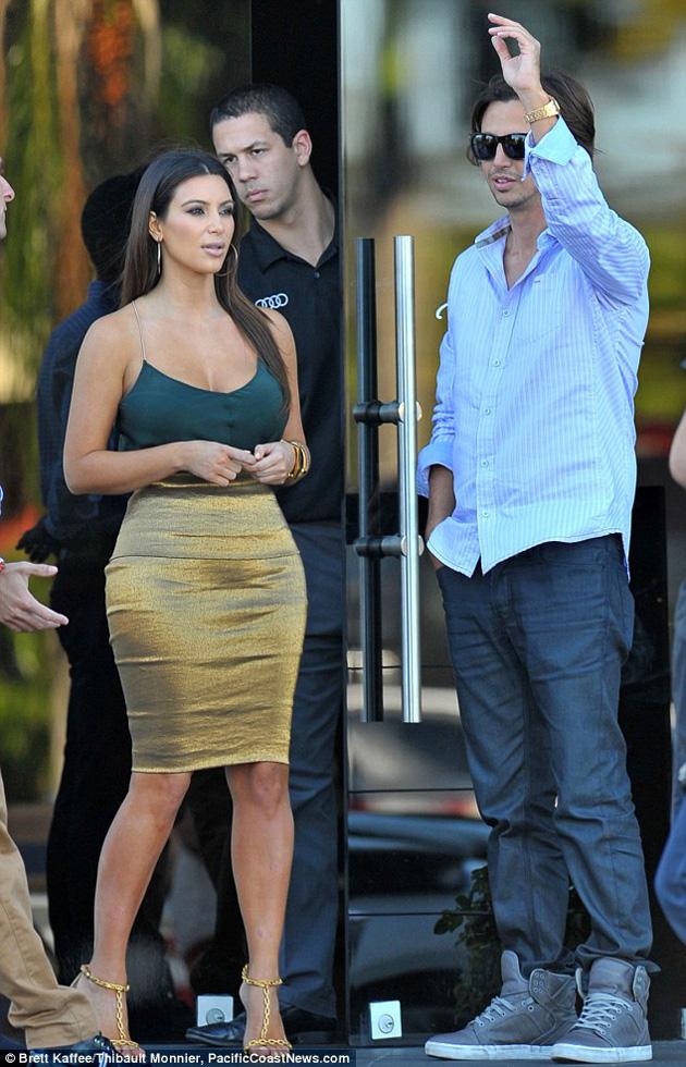 Kim Kardashian le levante el..... Animo a mas de uno en visitaa un concesionario