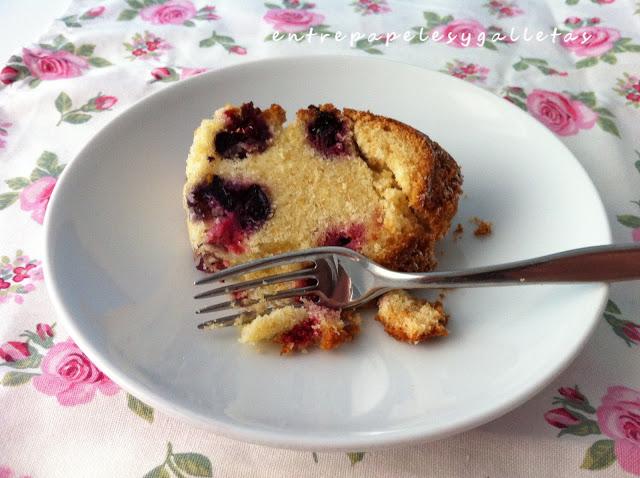 BUNDT CAKE DE FRUTOS ROJOS. MIXED BERRY BUNDT CAKE