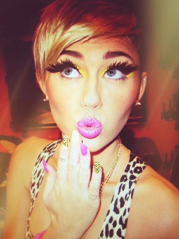 Miley Cyrus se disfrazó de Nicki Minaj en su fiesta de Halloween