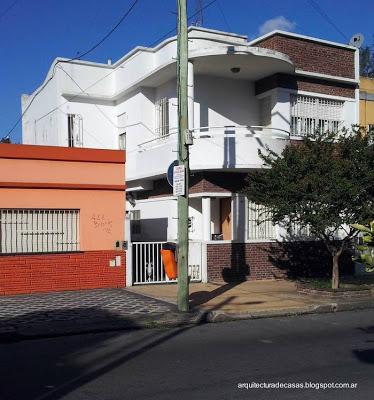 Vivienda familiar urbana Casa de barrio estilo Moderno