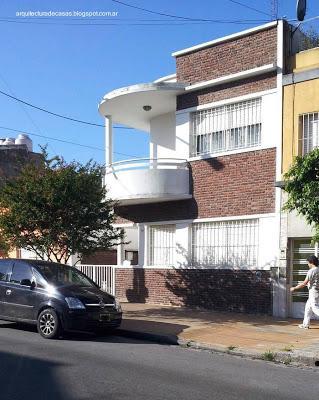 Fachada de casa entre medianeras Vivienda familiar de arquitectura moderna