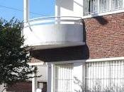 Fachada casa moderna entre medianeras