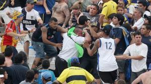 Hinchas de Boca Juniors se pelean durante el River Plate - Boca Juniors (Foto: EFE)