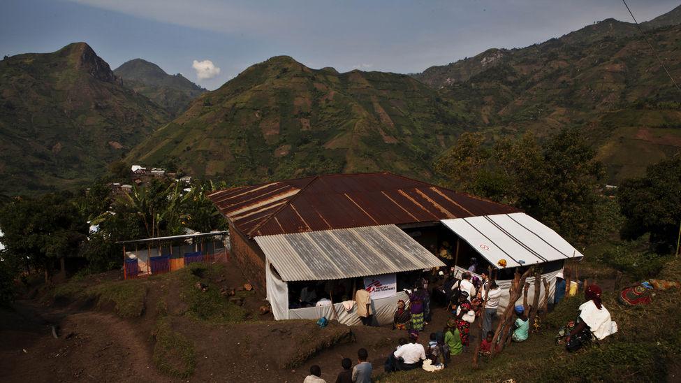 En la provincia de Kivu Sur, los programas de emergencia de Médicos Sin Fronteras establecidos en mayo para dar atención médica gratuita a los desplazados se han prolongado un mínimo de seis meses más en vista de la situación actual.