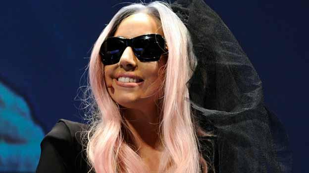 Novio de Lady Gaga admitió sentirse atraído por el parecido de la cantante con su madre