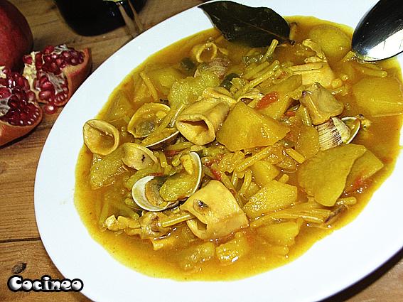 Guiso de patatas con calamares y almejas