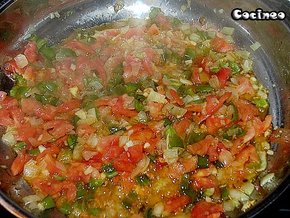 Guiso de patatas con calamares y almejas