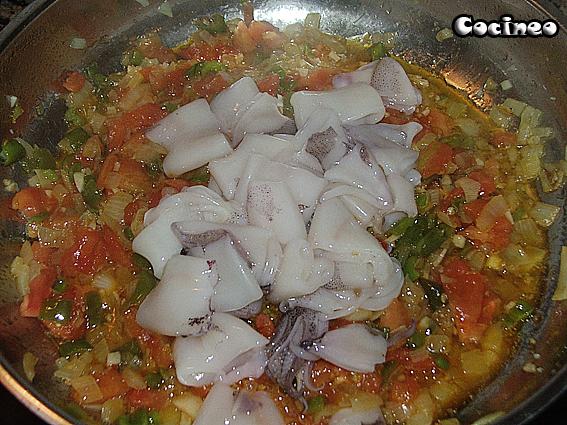 Guiso de patatas con calamares y almejas