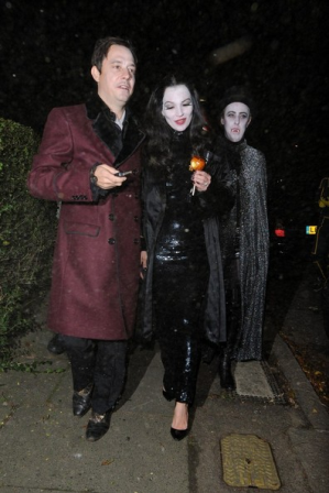 Kate Moss fue Morticia Adams en la noche de Halloween
