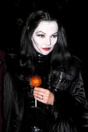 Kate Moss fue Morticia Adams en la noche de Halloween