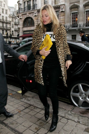 Kate Moss fue Morticia Adams en la noche de Halloween