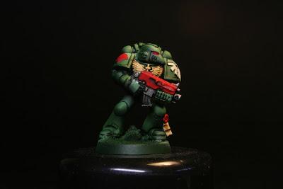 Luces en los rojos en el Marine de los Ángeles Oscuros