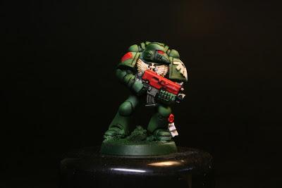 Luces en los colores hueso en el Marine de los Ángeles Oscuros